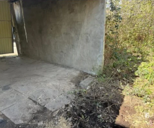 Nachher: geräumte Fläche neben der Garage