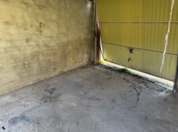 Nachher: leere, gefegte Garage