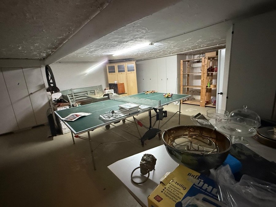 Vorher: Hobbykeller mit Tischtennisplatte, Möbeln und Kartons